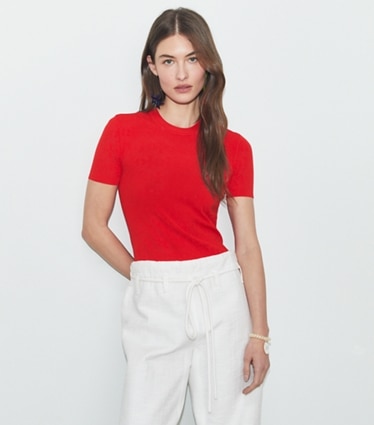Tory Burch designer ジャケット Tモノグラム ジャガード セーター in Blazing Red on model detail