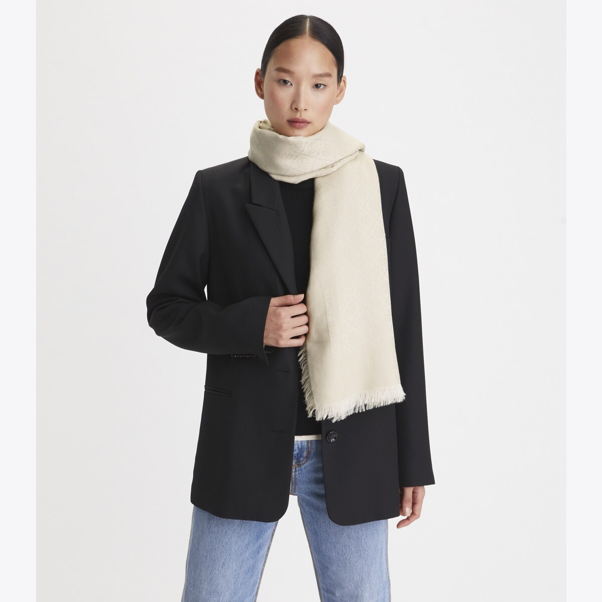 スカーフ TORY BURCH Woman Scarf Black 160570 001 T Monogram Jacquard Traveler: Women's Designer Scarves