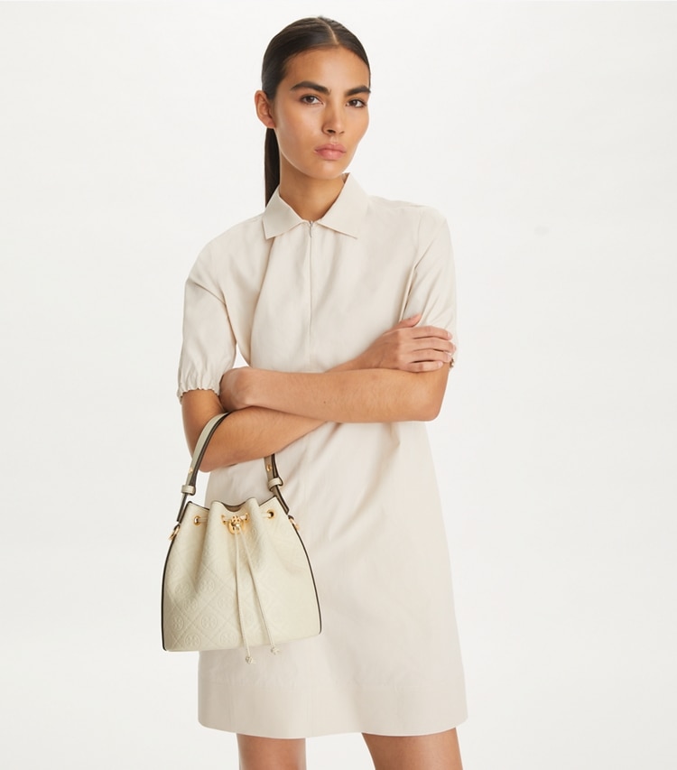 Tory Burch designer クロスボディバッグ Tモノグラム レザー バケットバッグ in Light Cream additional on model