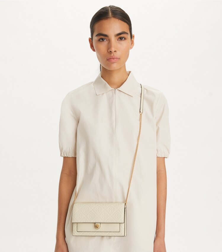 Tory Burch designer ミニバッグ Tモノグラム レザー チェーンウォレット in Light Cream accessory on model