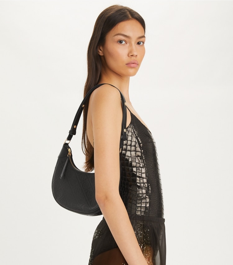 Tory Burch designer ショルダーバッグ Tモノグラム レザー クレッセントバッグ in Black accessory on model