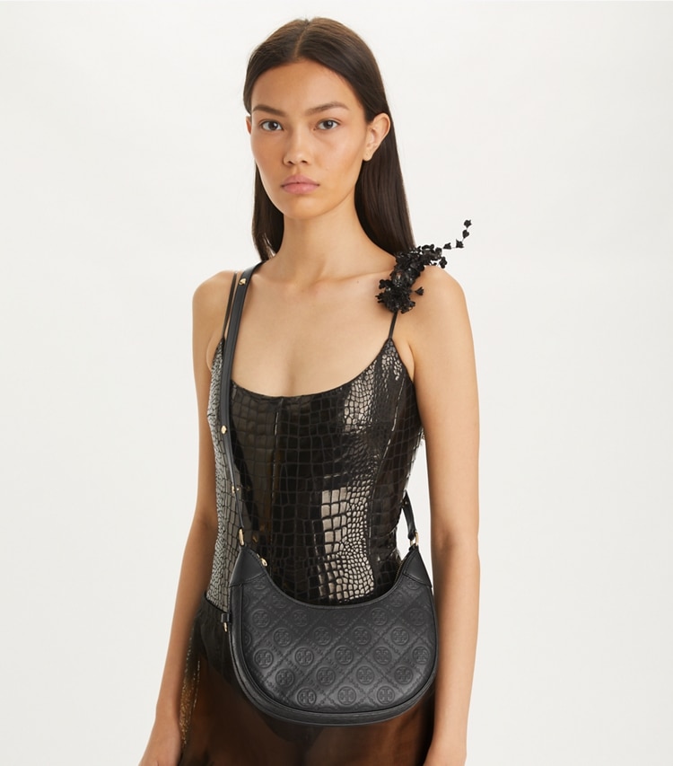 Tory Burch designer ショルダーバッグ Tモノグラム レザー クレッセントバッグ in Black additional on model