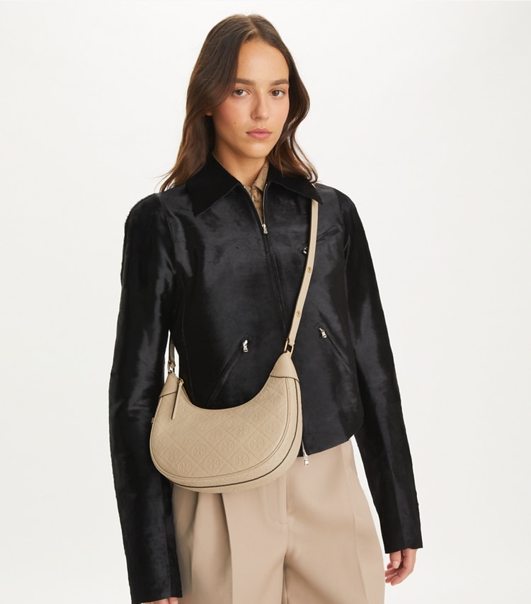 Tory Burch designer ショルダーバッグ Tモノグラム レザー クレッセントバッグ in Fresh Clay additional on model