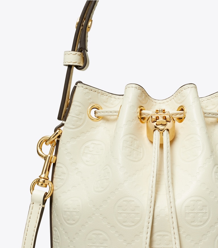 Tory Burch designer クロスボディバッグ Tモノグラム レザー ミニ バケットバッグ in Light Cream angle