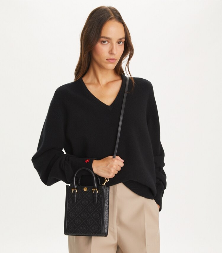 Tory Burch designer クロスボディバッグ Tモノグラム レザー ミニトート in Black accessory on model