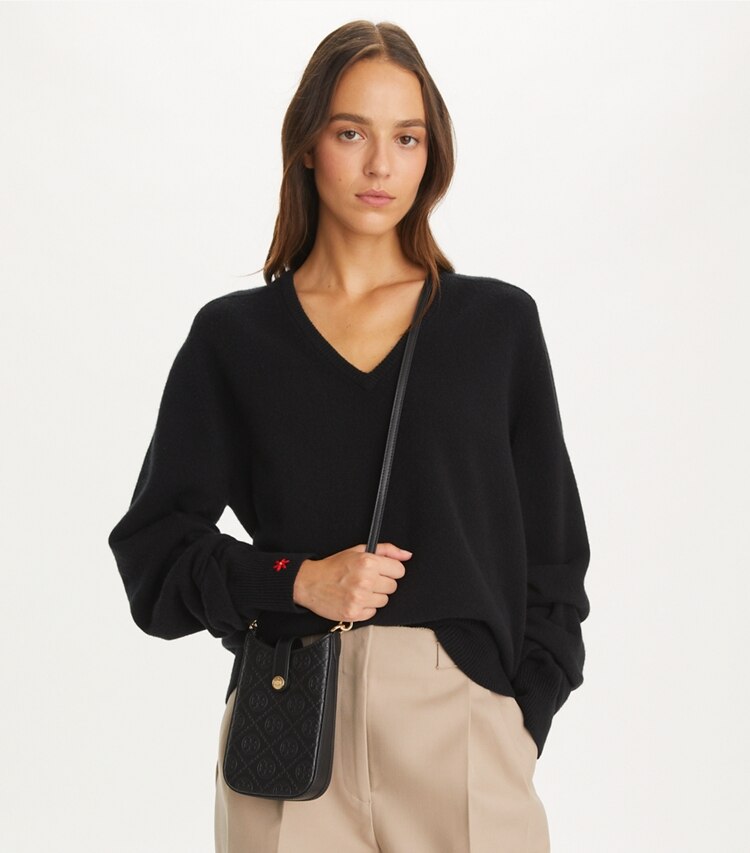 Tory Burch designer ミニバッグ Tモノグラム レザー フォン クロスボディ in Black accessory on model