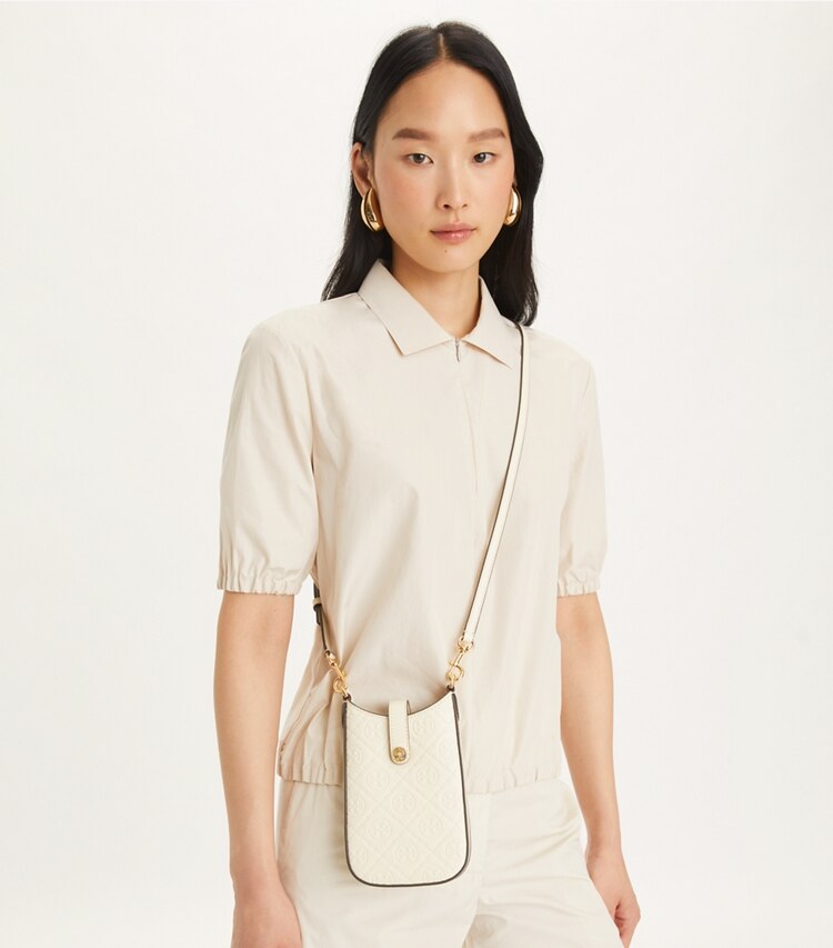Tory Burch designer ミニバッグ Tモノグラム レザー フォン クロスボディ in Light Cream accessory on model
