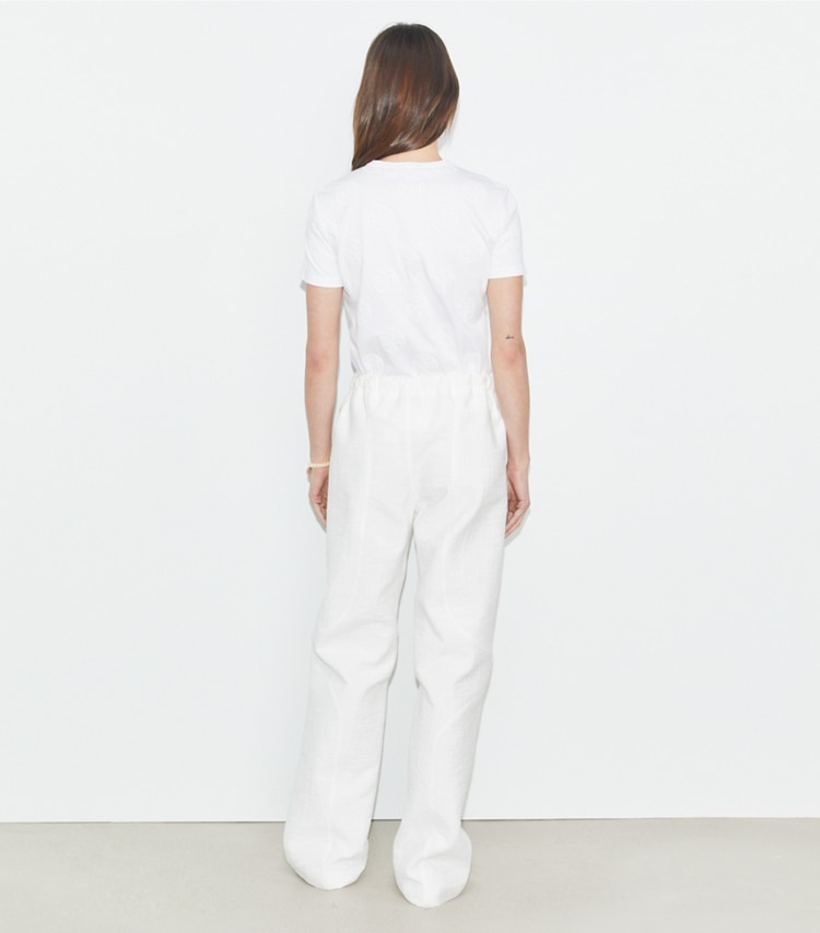 Tory Burch designer トップス Tモノグラム ロゴ Tシャツ in Marshmallow / White on model back