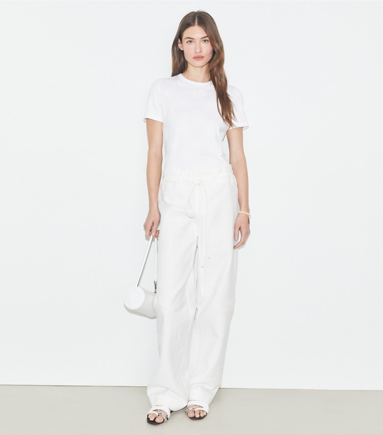 Tory Burch designer トップス Tモノグラム ロゴ Tシャツ in Marshmallow / White モデル前面
