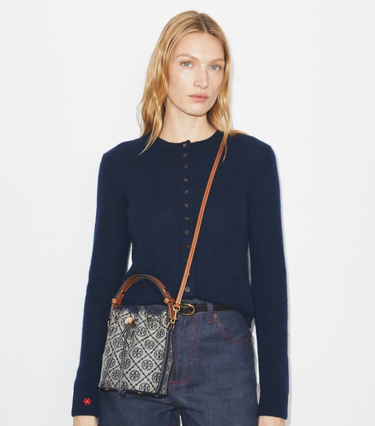 Tory Burch designer クロスボディバッグ Tモノグラム ミニバケットバッグ in Tory Navy angle
