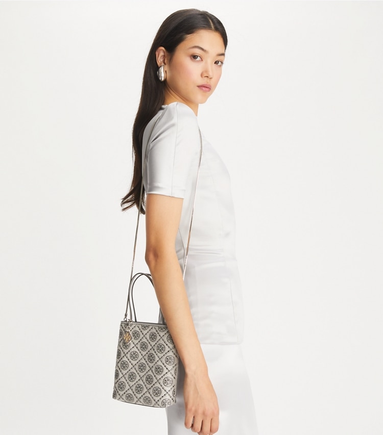 Tory Burch designer クロスボディバッグ Tモノグラム ナイトアウル エンベリッシュ ミニトート in Gray accessory on model