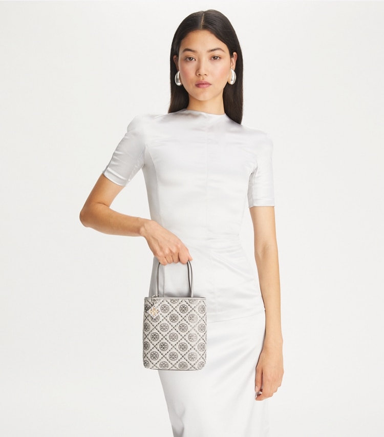Tory Burch designer クロスボディバッグ Tモノグラム ナイトアウル エンベリッシュ ミニトート in Gray additional on model