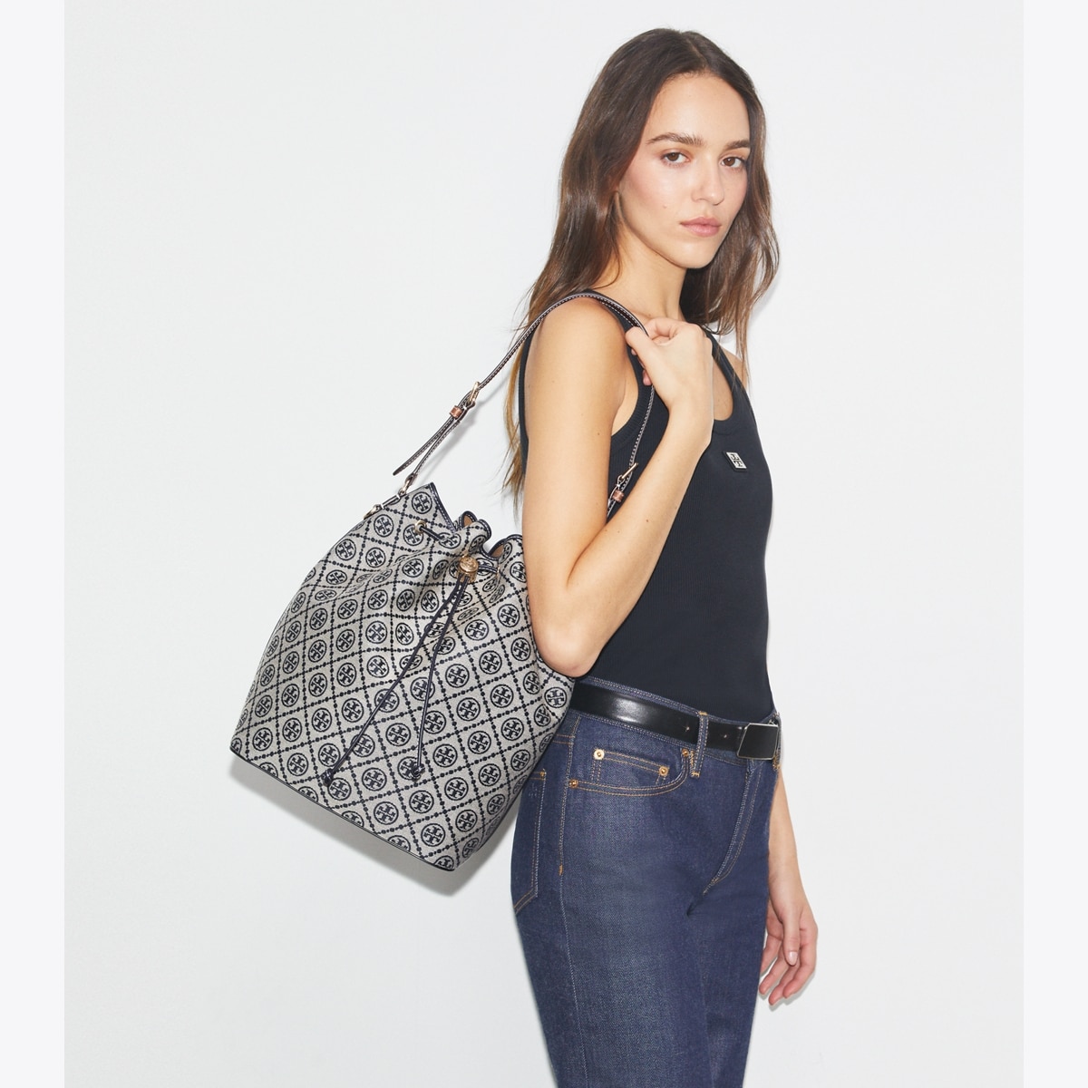 トートバッグ TORY BURCH OVERSIZED T MONOGRAM TERRY BUCKET BAG t-monogram-terry-oversized-