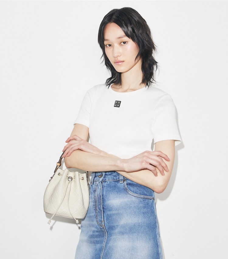 Tory Burch designer クロスボディバッグ Tモノグラム ペブル バケットバッグ in Warm White additional on model