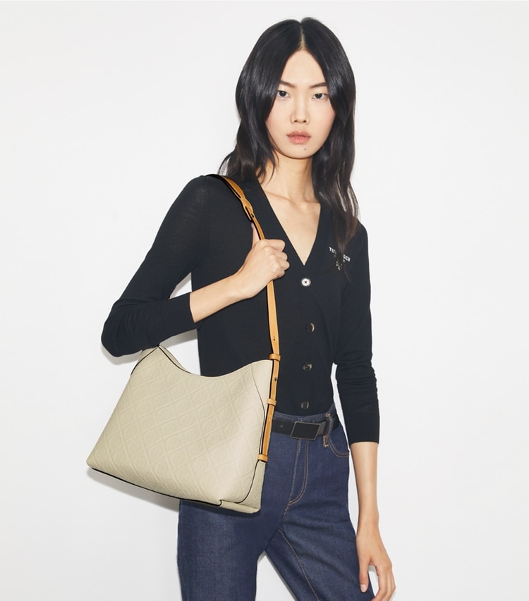 Tory Burch designer ショルダーバッグ Tモノグラム ペブル メッセンジャー in Warm White accessory on model