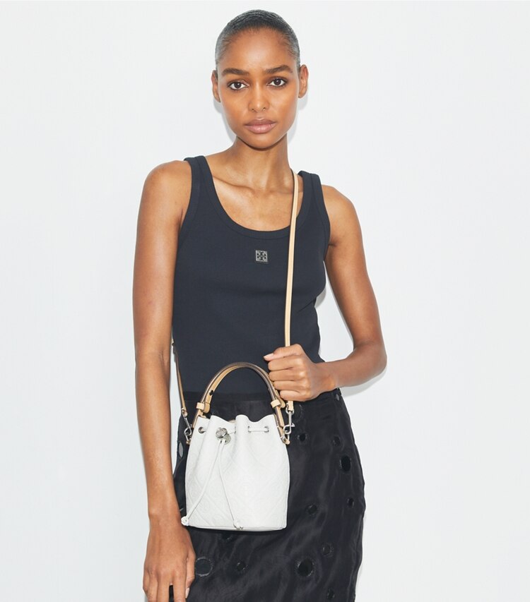 Tory Burch designer クロスボディバッグ Tモノグラム ペブル ミニバケットバッグ in Light Titanium accessory on model