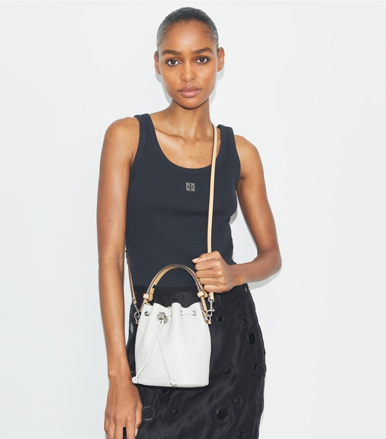 Tory Burch designer クロスボディバッグ Tモノグラム ペブル ミニバケットバッグ in Light Titanium angle