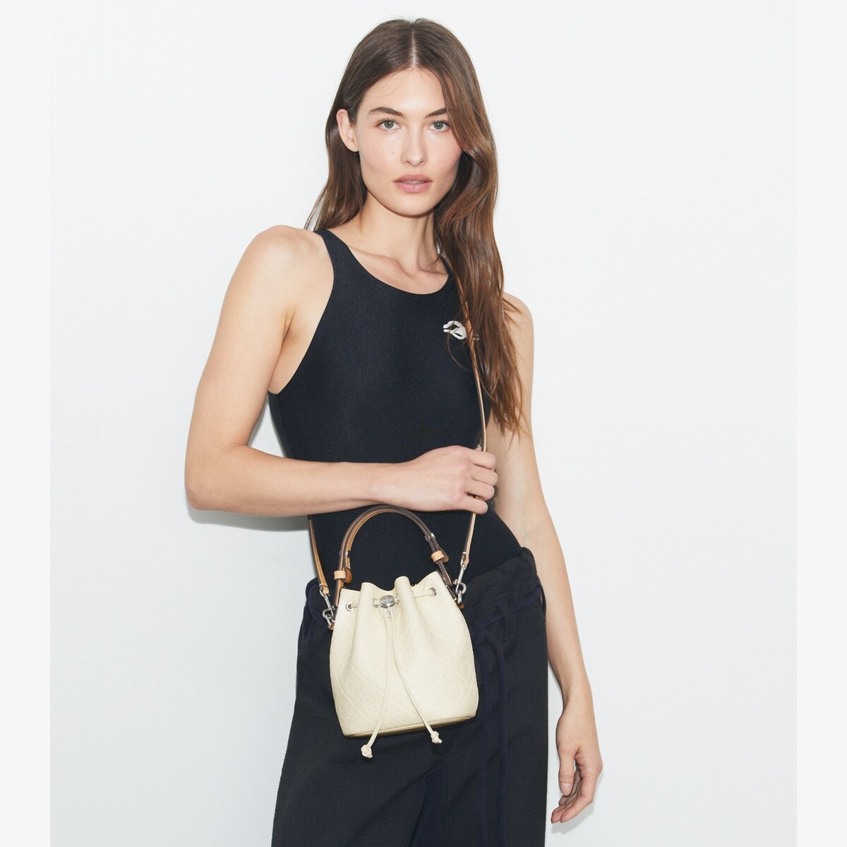 ショルダーバッグ・ポシェット 25SS   CKJ Minimal Monogram Tina Bag スクエアオープンファスナーショルダーバッグ(ショルダーバッグ