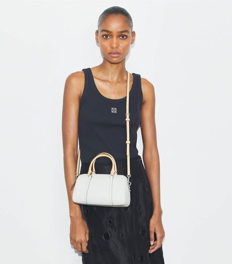 Tory Burch designer クロスボディバッグ Tモノグラム ペブル プチバレルバッグ in Light Titanium accessory on model