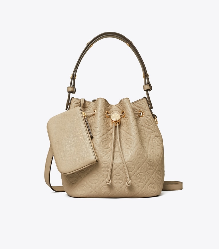 Tory Burch designer クロスボディバッグ Tモノグラム ペブルド バケットバッグ in Fresh Clay angle