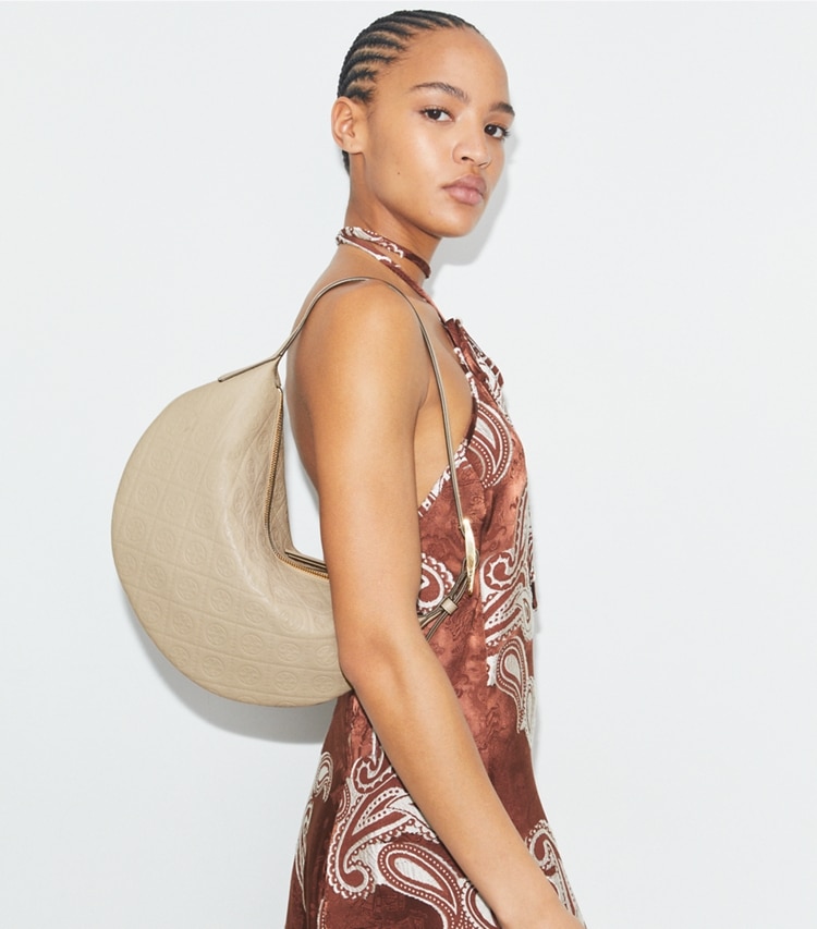 Tory Burch designer ショルダーバッグ Tモノグラム ペブルド スモール バルーンバッグ in Fresh Clay accessory on model