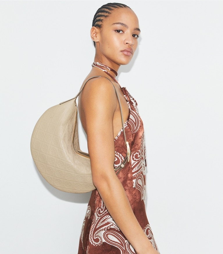 Tory Burch designer ショルダーバッグ Tモノグラム ペブルド スモール バルーンバッグ in Fresh Clay accessory on model