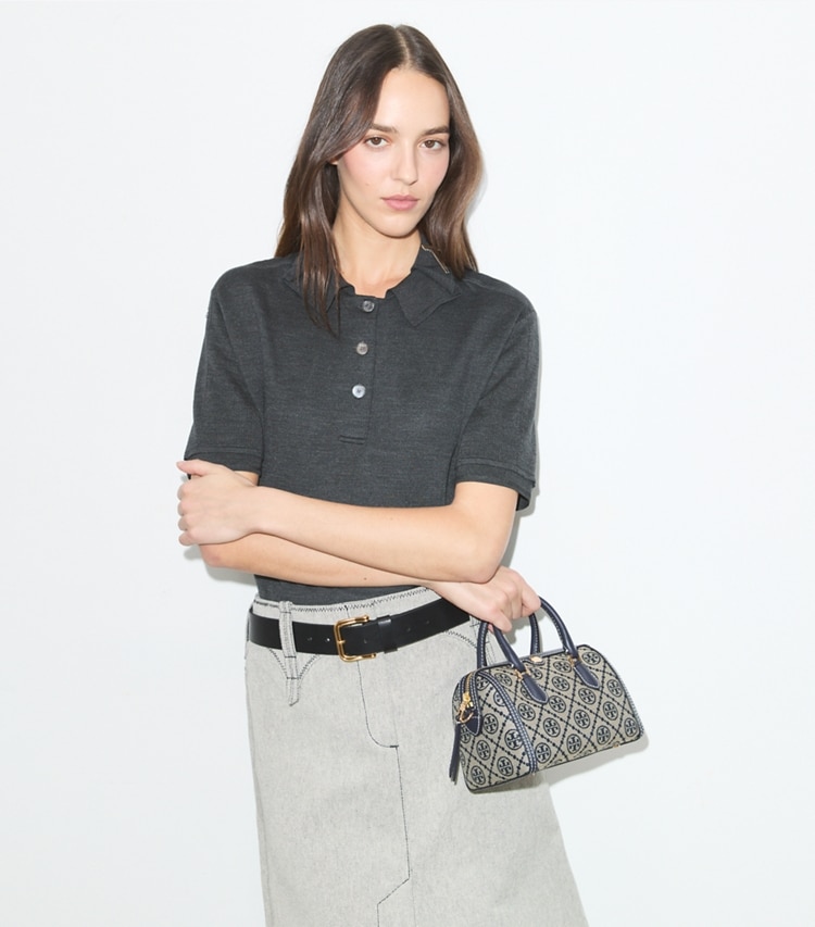 Tory Burch designer クロスボディバッグ Tモノグラム プチバレルバッグ in Tory Navy additional on model