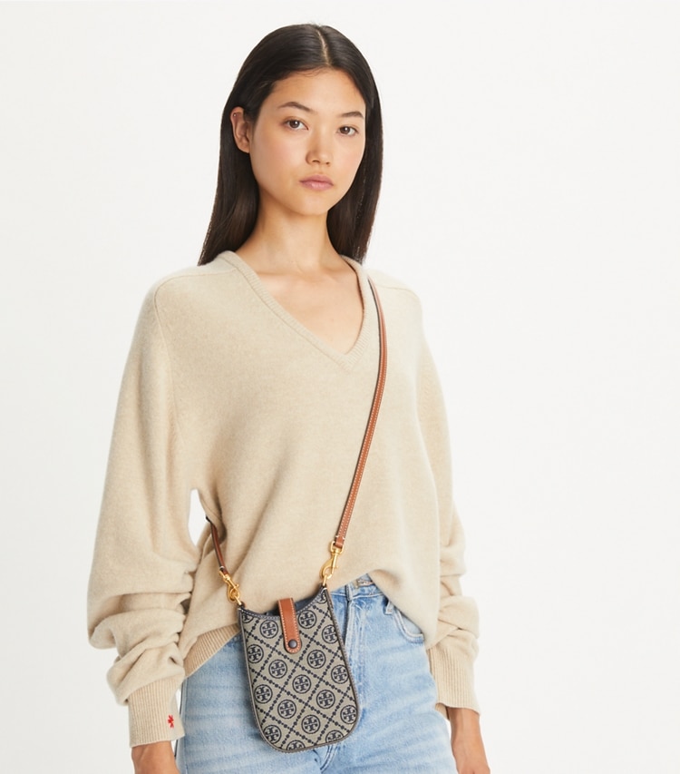 Tory Burch designer ミニバッグ Tモノグラム フォン クロスボディ in Tory Navy accessory on model