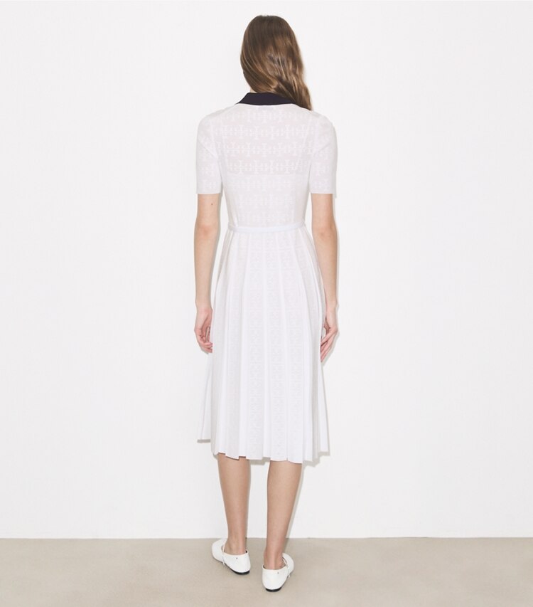Tory Burch designer ワンピース Tモノグラム ポインテール プリーツドレス in White / Navy on model back