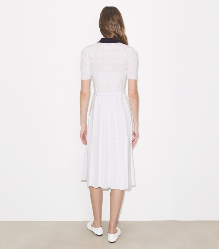 Tory Burch designer ワンピース Tモノグラム ポインテール プリーツドレス in White / Navy on model back