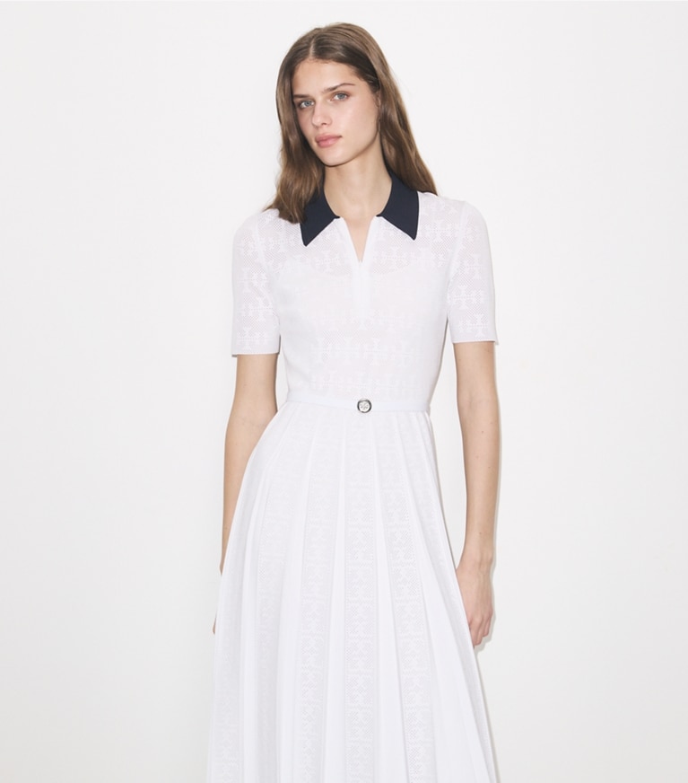 Tory Burch designer ワンピース Tモノグラム ポインテール プリーツドレス in White / Navy on model detail