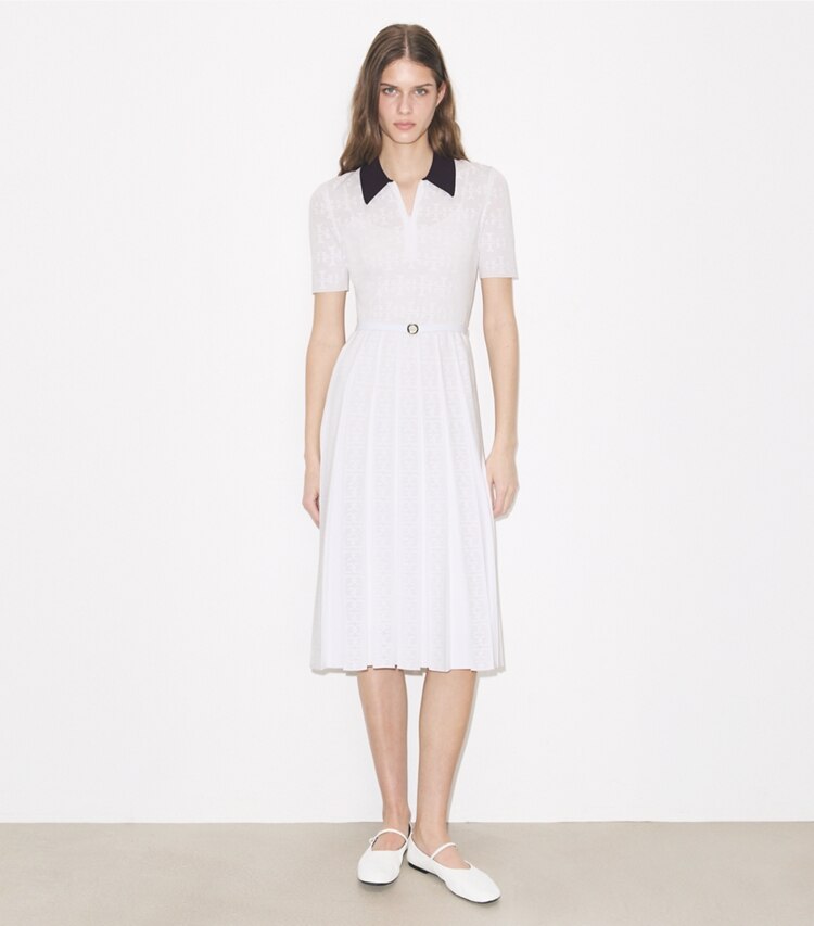 Tory Burch designer ワンピース Tモノグラム ポインテール プリーツドレス in White / Navy モデル前面