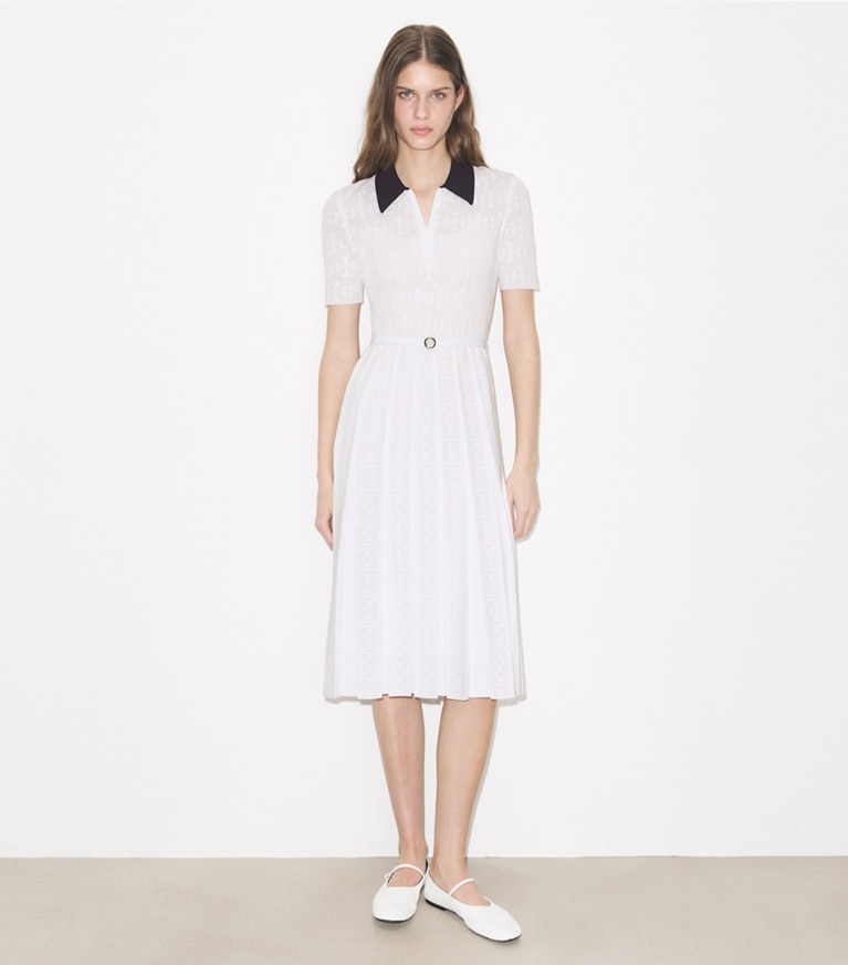 Tory Burch designer ワンピース Tモノグラム ポインテール プリーツドレス in White / Navy モデル前面