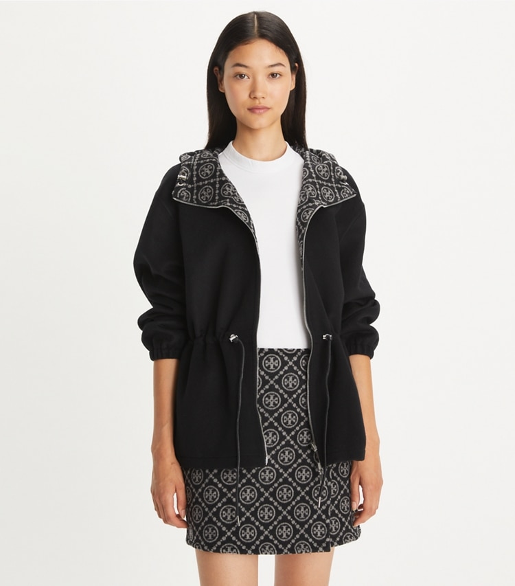 Tory Burch designer ジャケット Tモノグラム リバーシブル ジャカード アノラック in Black/Gray T Monogram on model detail