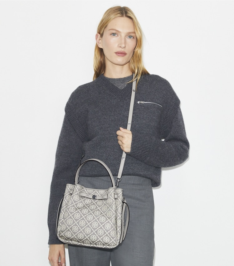 Tory Burch designer クロスボディバッグ ロミー Tモノグラム バケットバッグ in Gray accessory on model