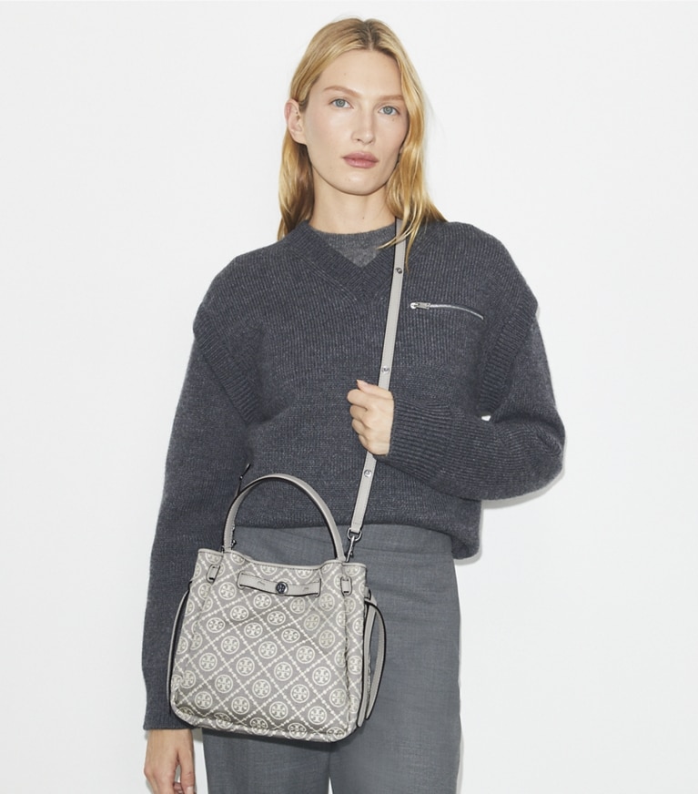 Tory Burch designer クロスボディバッグ ロミー Tモノグラム バケットバッグ in Gray angle