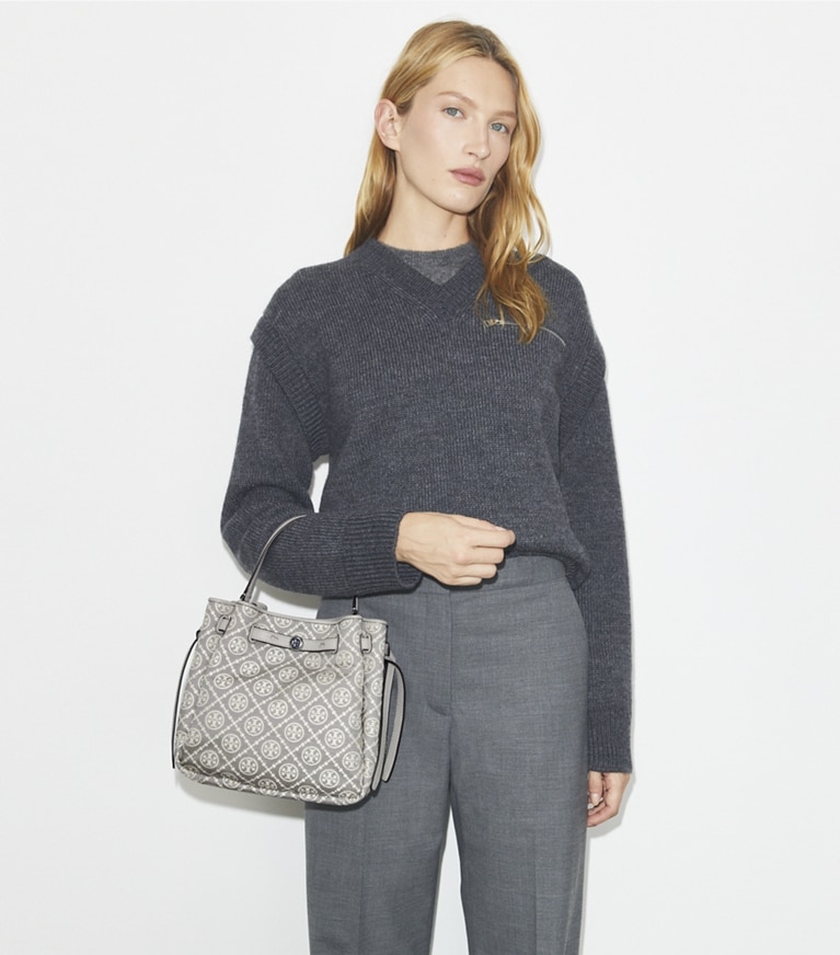 Tory Burch designer クロスボディバッグ ロミー Tモノグラム バケットバッグ in Gray angle