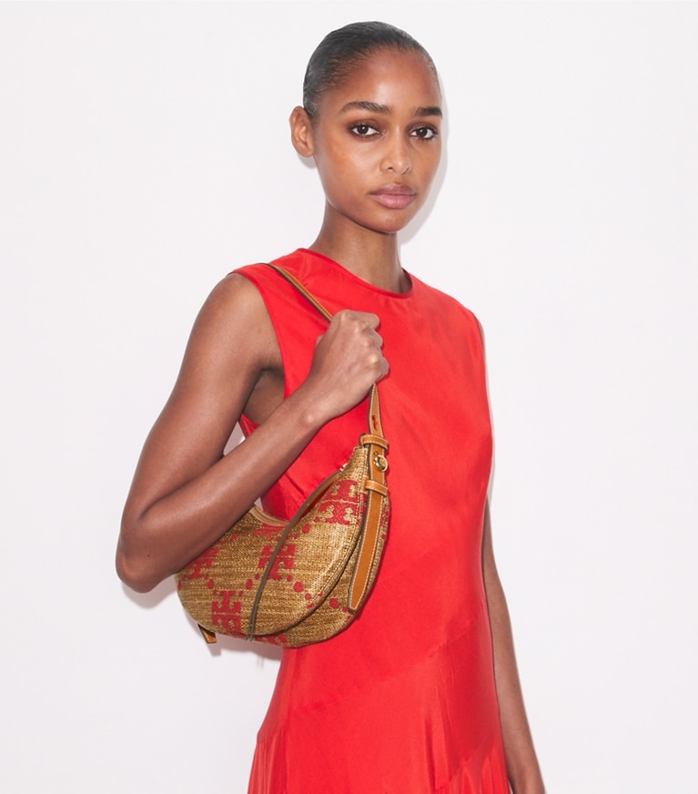Tory Burch designer schultertaschen T Monogram Romy Woven Half Moon Bag in Natural accessory on model