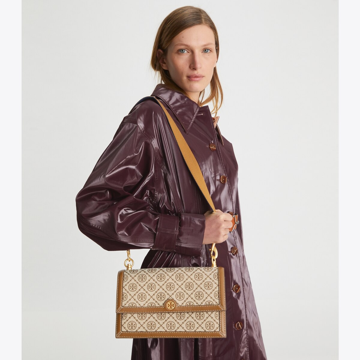 T Monogram Shoulder Bag: Women display picture 2