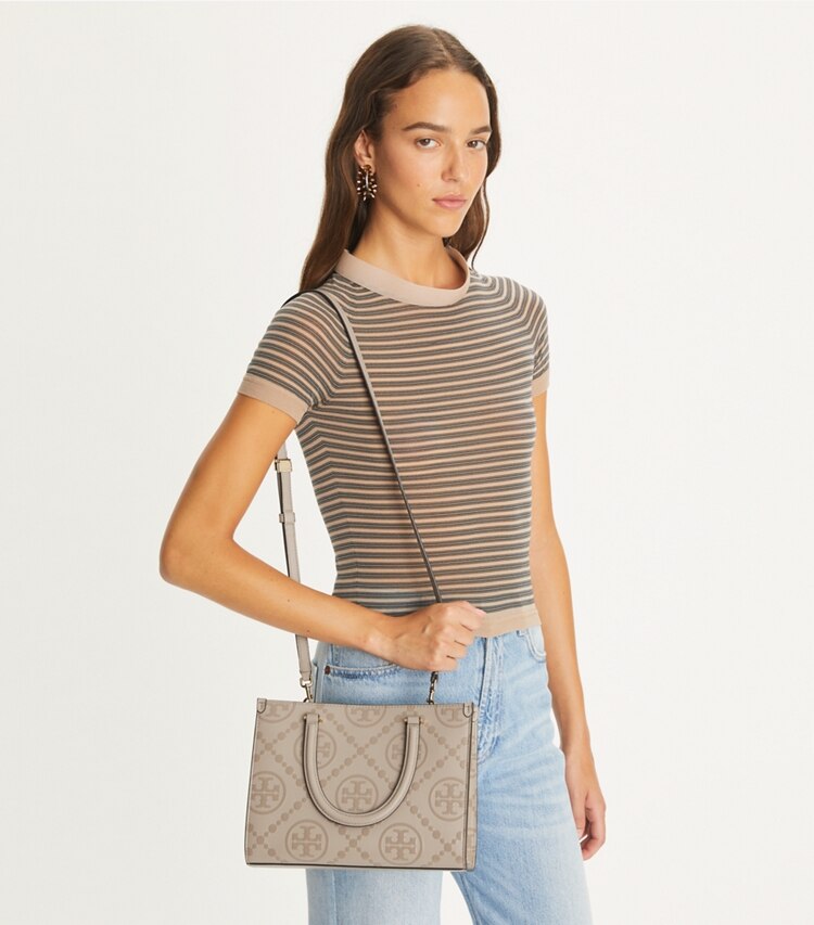 Tory Burch designer トートバッグ Tモノグラム トップハンドル エンボストート in Fresh Clay accessory on model