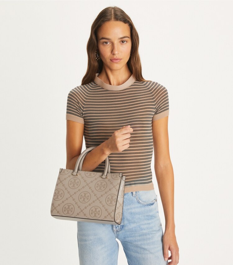 Tory Burch designer トートバッグ Tモノグラム トップハンドル エンボストート in Fresh Clay additional on model