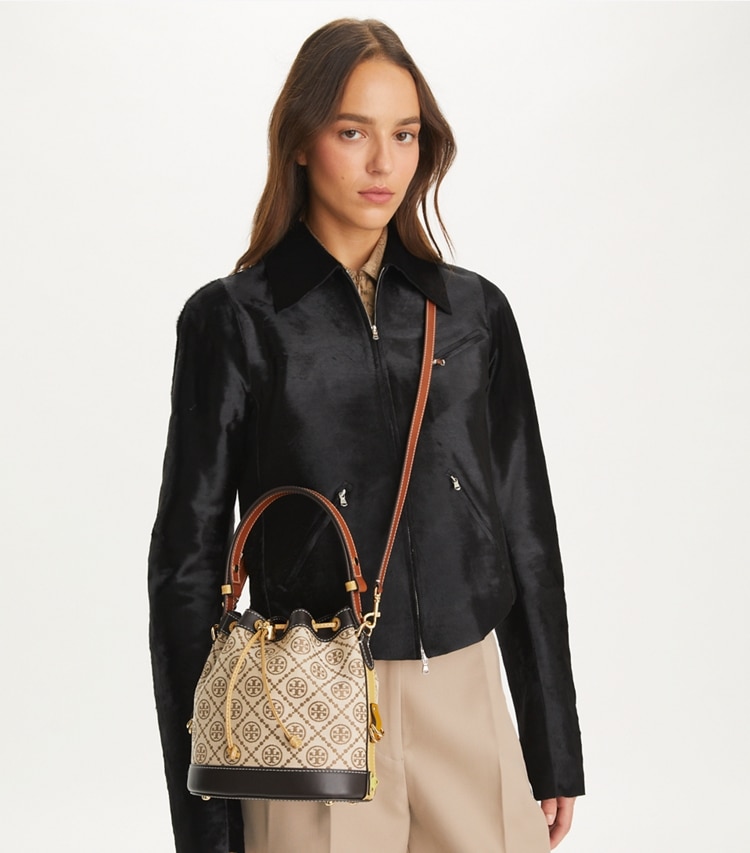 Tory Burch designer クロスボディバッグ Tモノグラム ユーティリティ バケットバッグ in Hazelnut Multi accessory on model