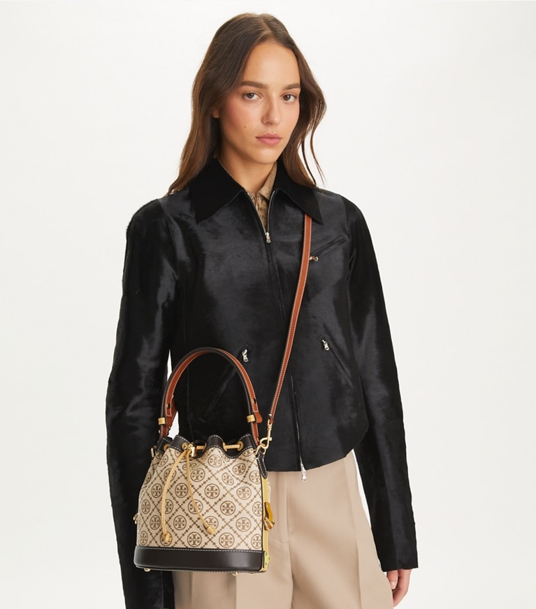 Tory Burch designer クロスボディバッグ Tモノグラム ユーティリティ バケットバッグ in Hazelnut Multi angle