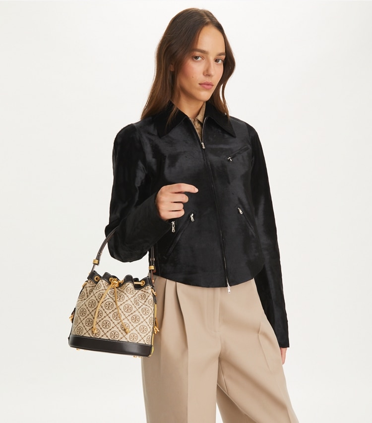 Tory Burch designer クロスボディバッグ Tモノグラム ユーティリティ バケットバッグ in Hazelnut Multi additional on model