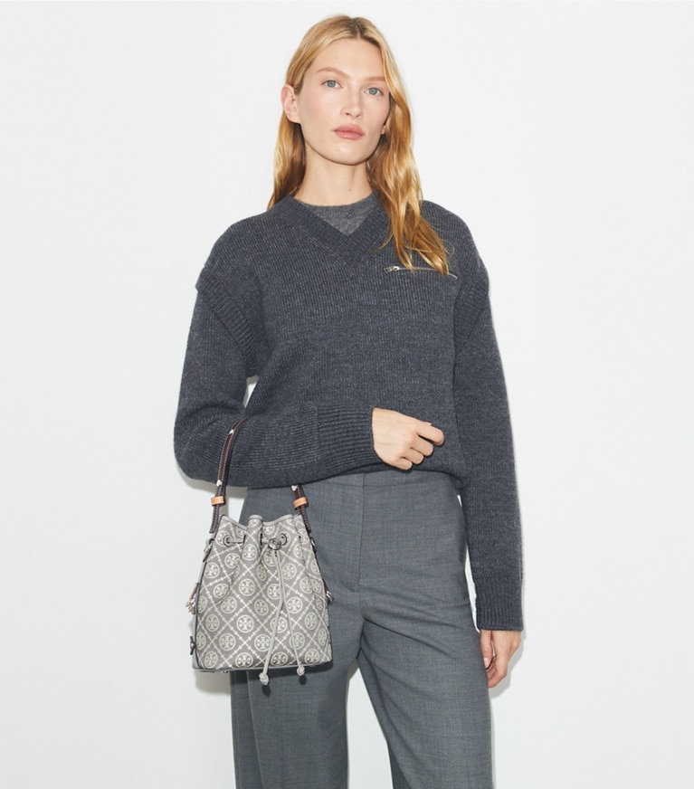 Tory Burch designer クロスボディバッグ Tモノグラム ユーティリティ バケットバッグ in Gray angle