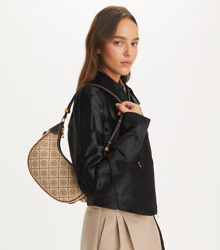 Tory Burch designer ショルダーバッグ Tモノグラム ユーティリティ クレッセントバッグ in Hazelnut Multi accessory on model
