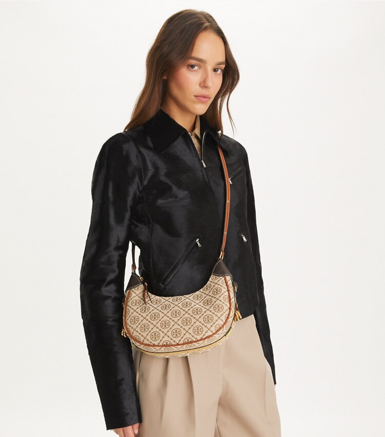 Tory Burch designer ショルダーバッグ Tモノグラム ユーティリティ クレッセントバッグ in Hazelnut Multi additional on model