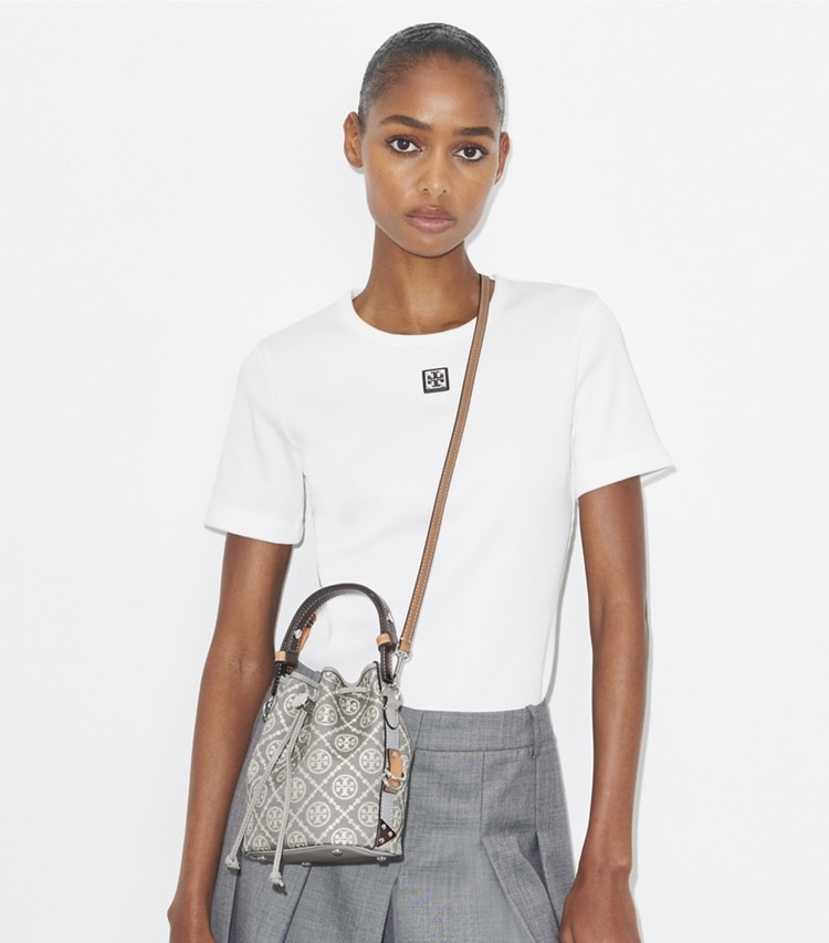 Tory Burch designer クロスボディバッグ Tモノグラム ユーティリティ ミニ バケットバッグ in Gray accessory on model