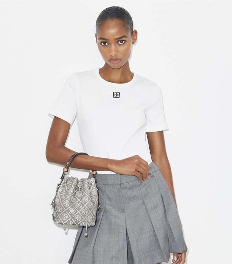 Tory Burch designer クロスボディバッグ Tモノグラム ユーティリティ ミニ バケットバッグ in Gray additional on model