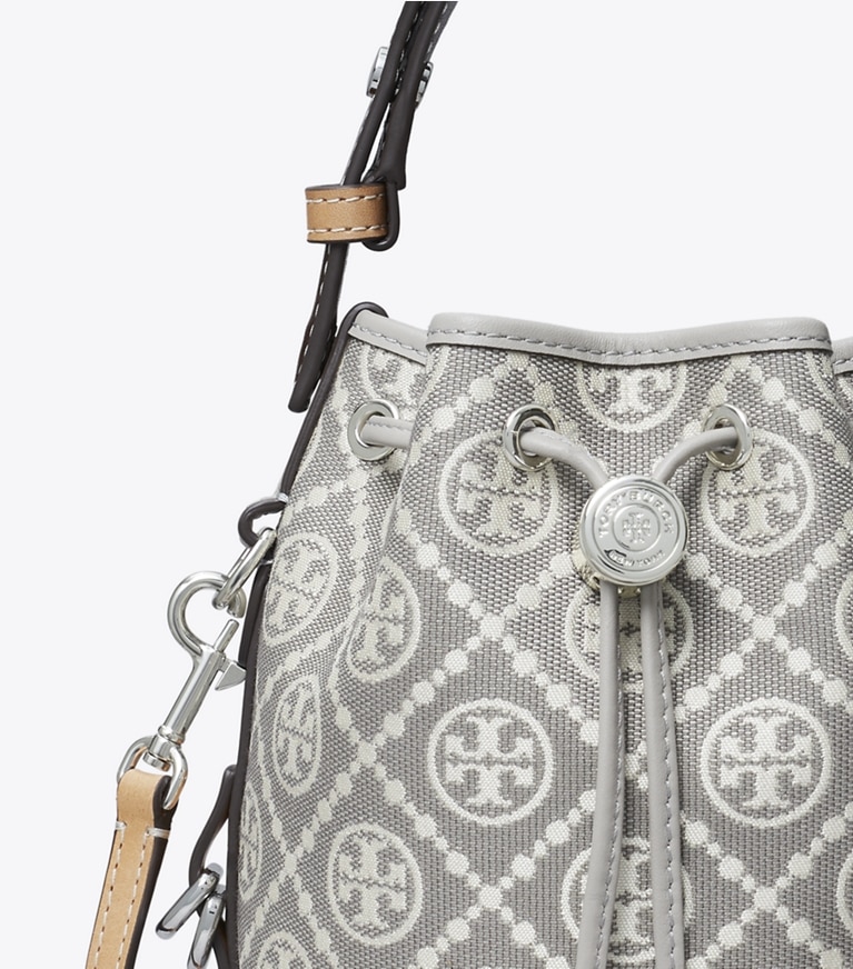 Tory Burch designer クロスボディバッグ Tモノグラム ユーティリティ ミニ バケットバッグ in Gray angle